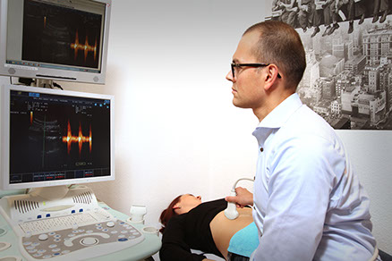 Dr. med. Peter Eser beim Ultraschall